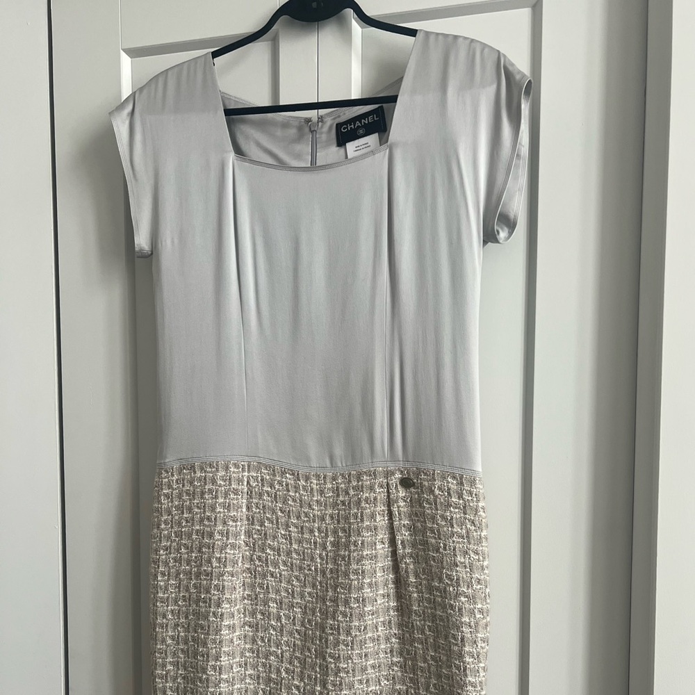 Stuning Chanel sleeveless dress with CC logo at front left waist